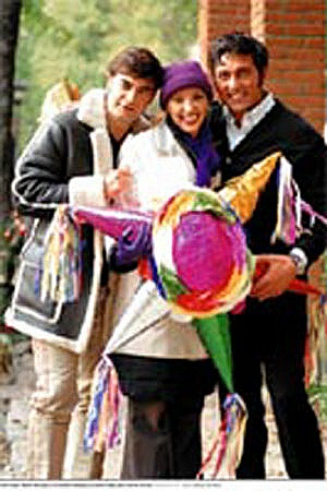Маурисио, Адела и Фернандо с пиньятой в виде звезды